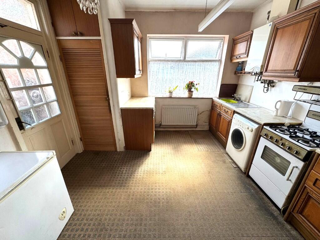 FITTED KITCHEN