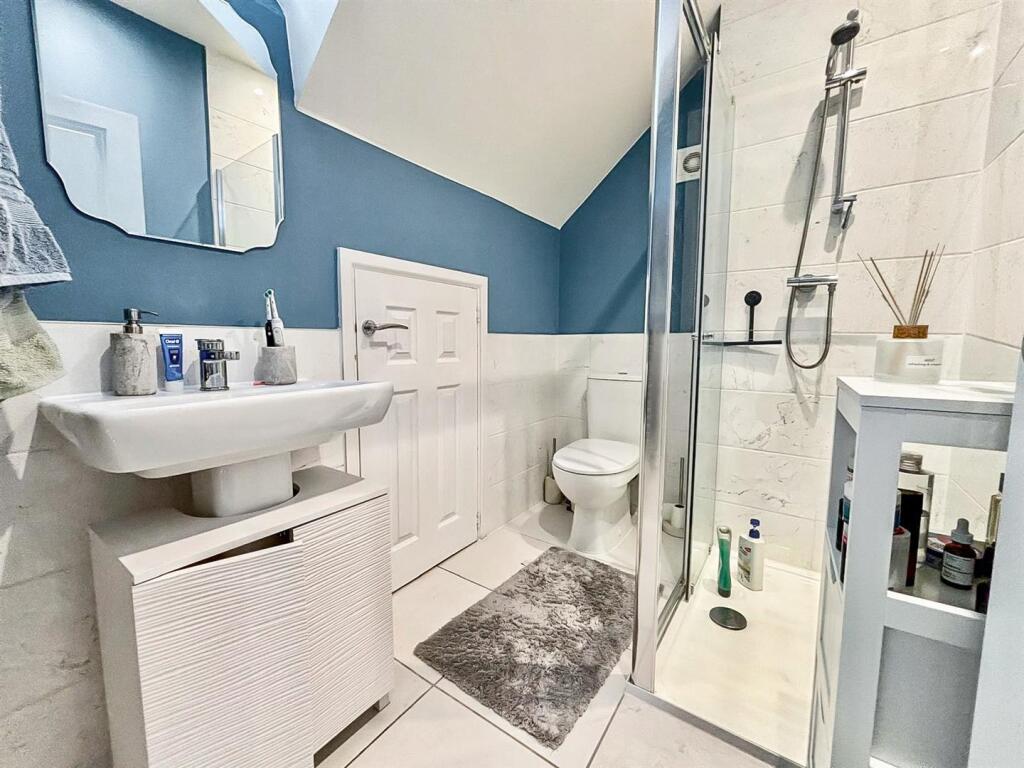 En-suite Shower Room / WC: