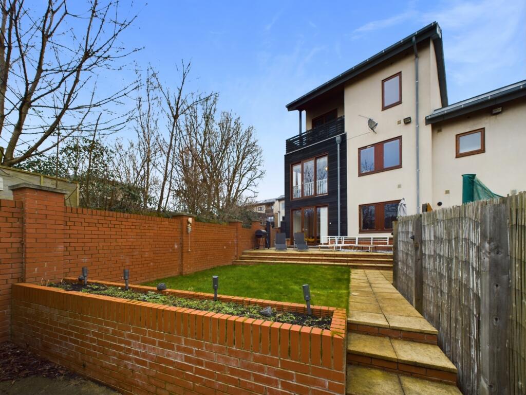 CAM01966G0-PR0296-STILL049