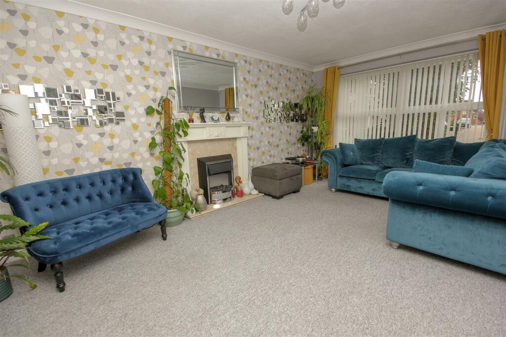 Lounge 1.jpg