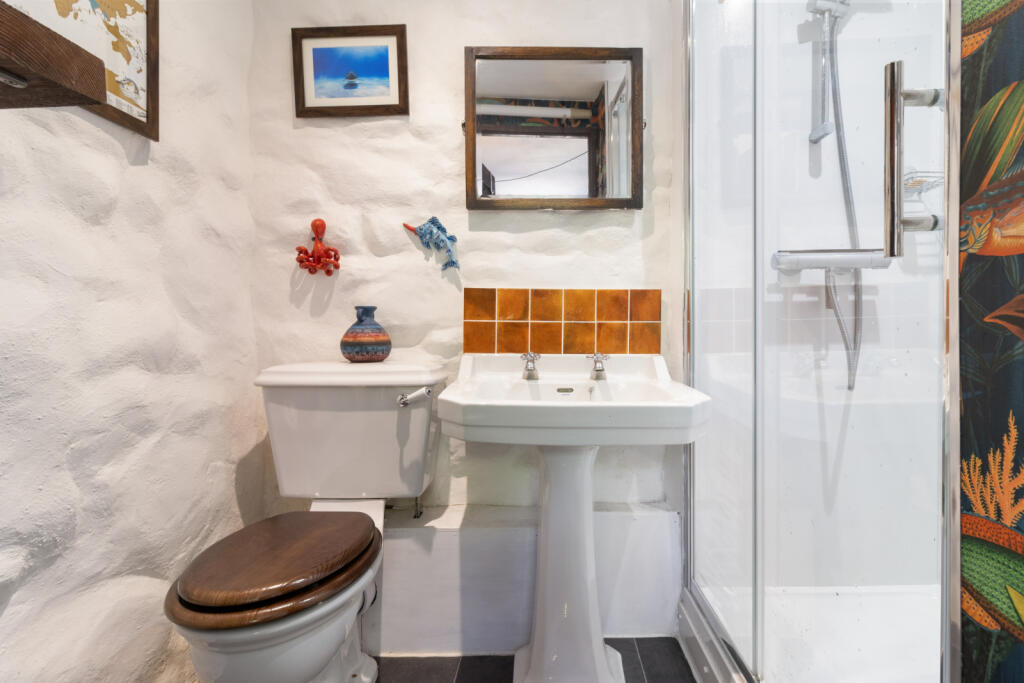 GROUNDFLOOR SHOWER ROOM