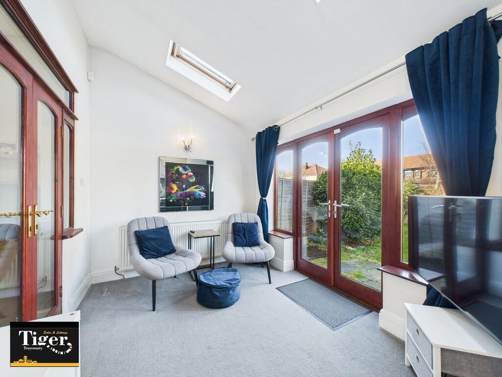 CAM02176G0-PR0505...