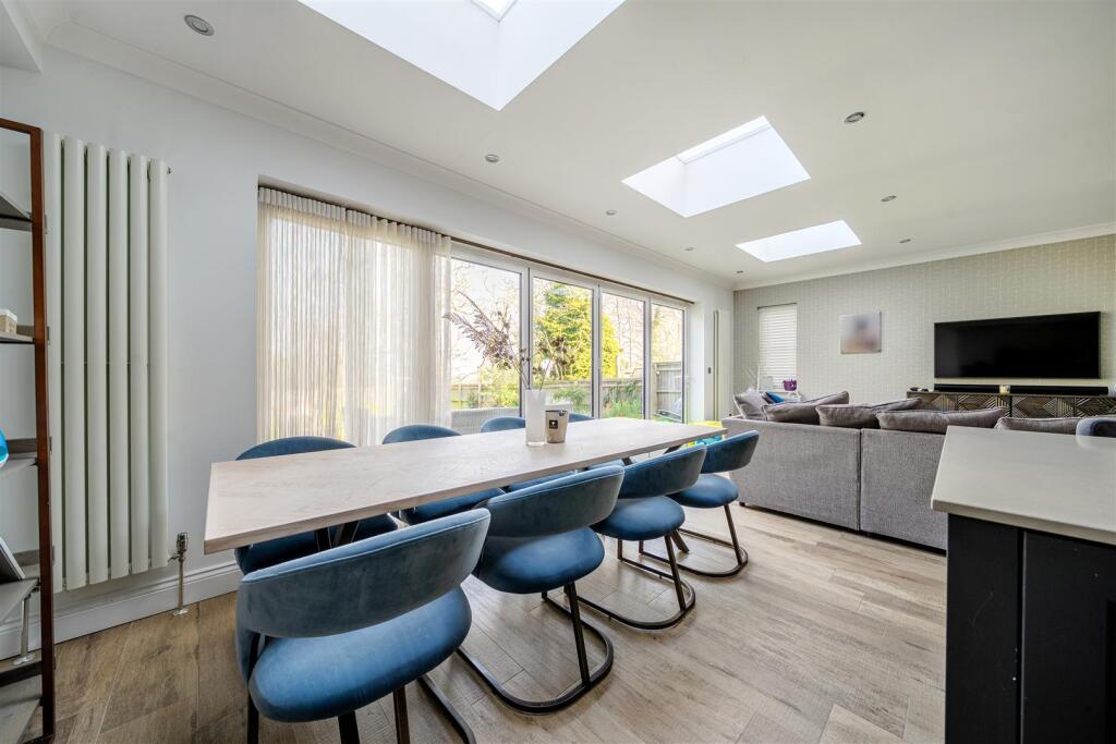 Open Plan Kitchen/Diner/Family Room: