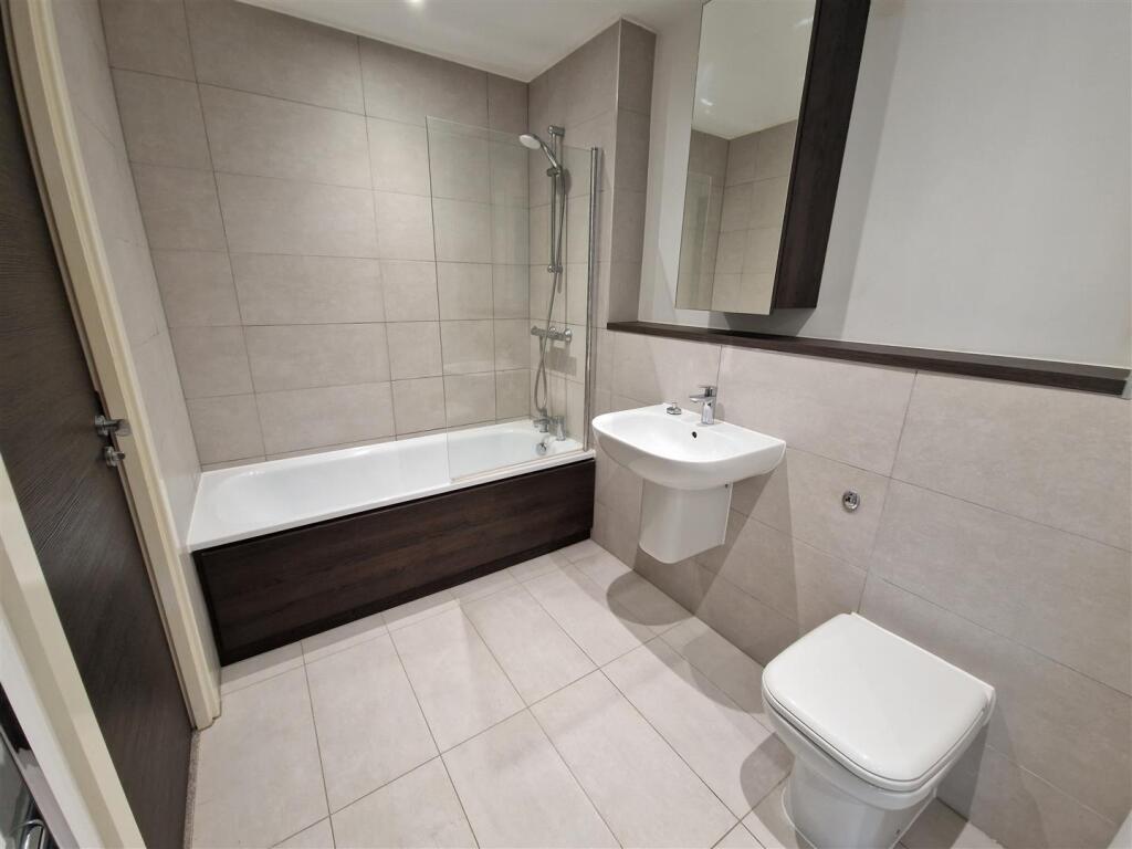Jack &amp; Jill Bathroom