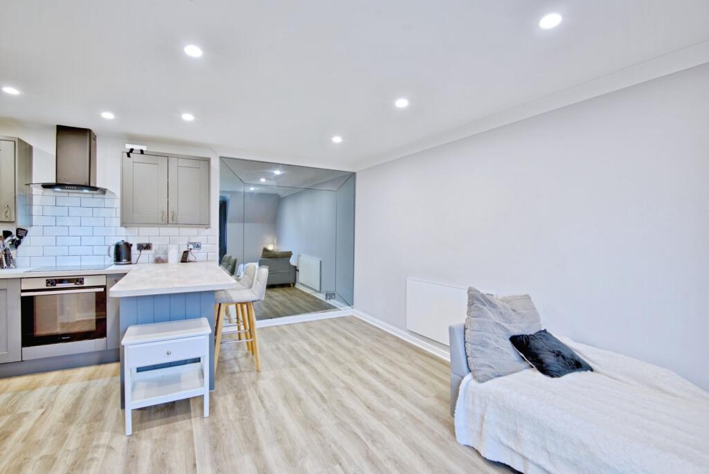 Kitchen/ Lounge