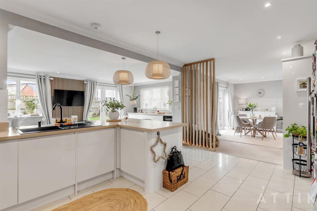 4 Golden Orfe Close Mulbarton NR14 8FH (50).jpg