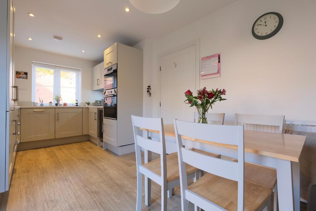 Eat in kitchen/breakfast room