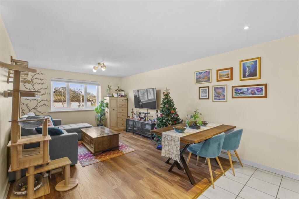 12 Ives House, Ercolani Ave, HP13 7FZ-3.jpg