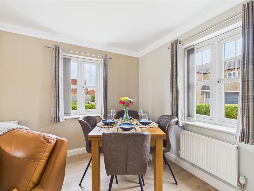 LOUNGE WITH DINING AREA