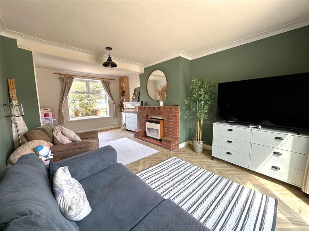 Dual-Aspect Reception Room 924