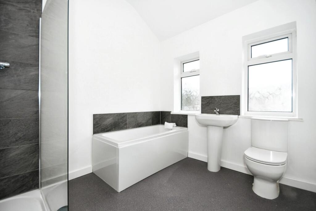 BATHROOM 01.jpg