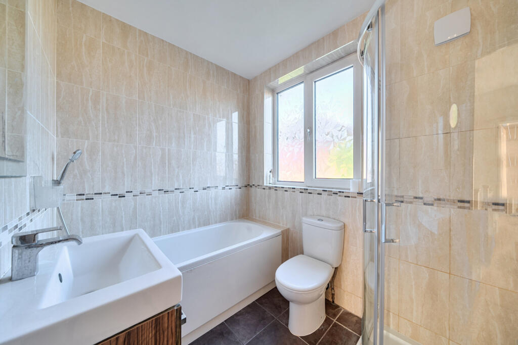 1396018-22-695bba...