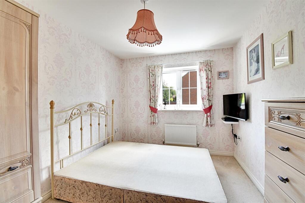 Bedroom 1_1.jpg