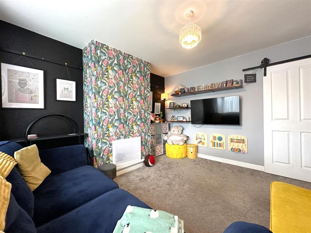 Spacious Lounge 472