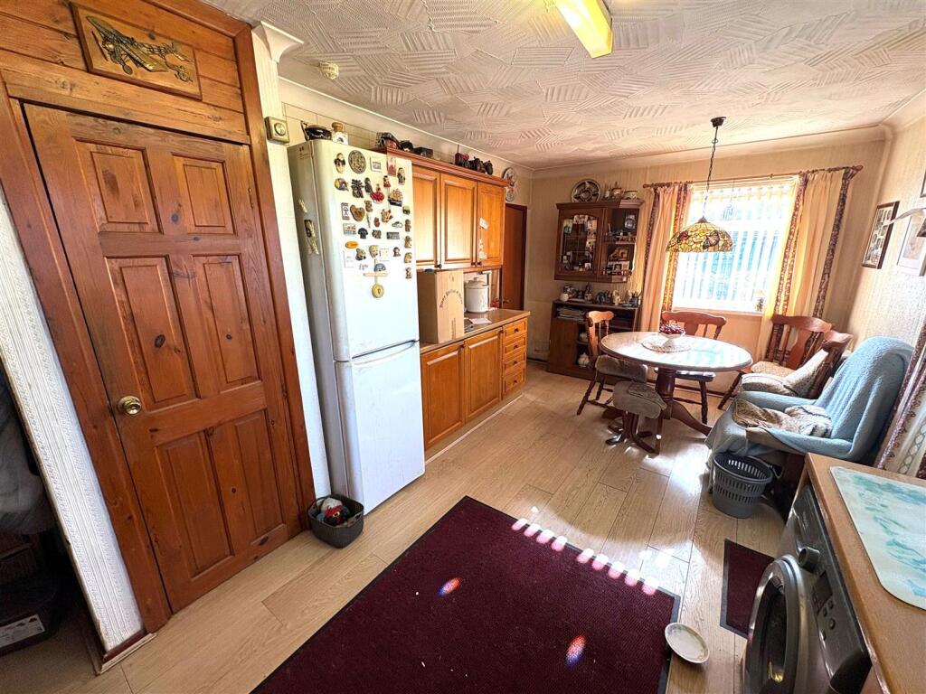 Kitchen f.jpg