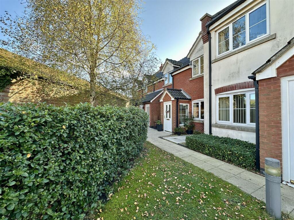 communal area to front