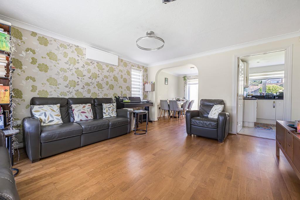 OPEN PLAN LOUNGE/DINING ROOM