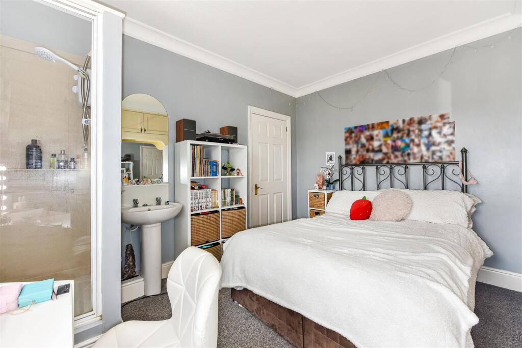 Bedroom 2a.jpg