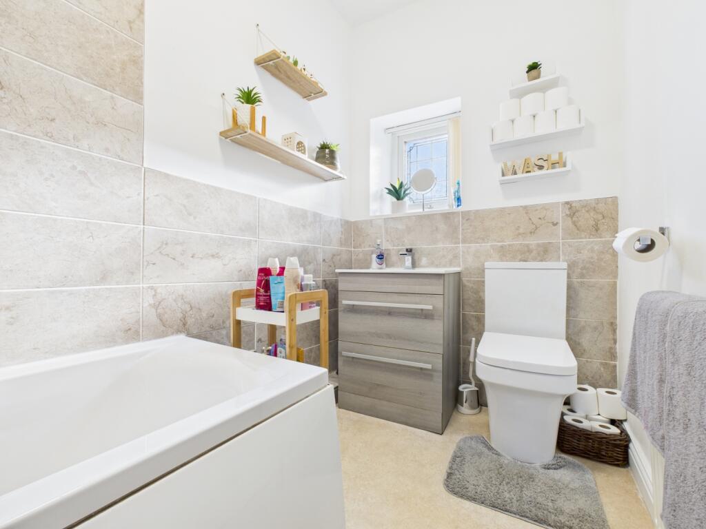 CAM03729G0-PR0137-STILL028