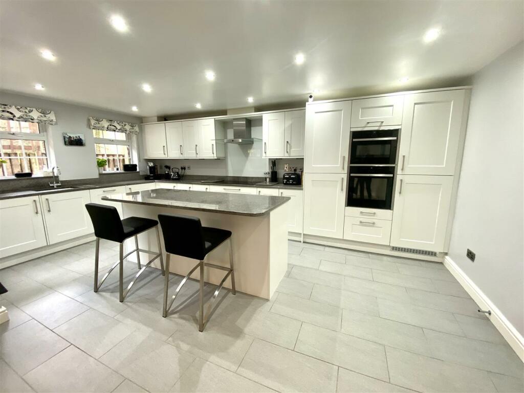 KITCHEN/DINING, FAMILY ROOM