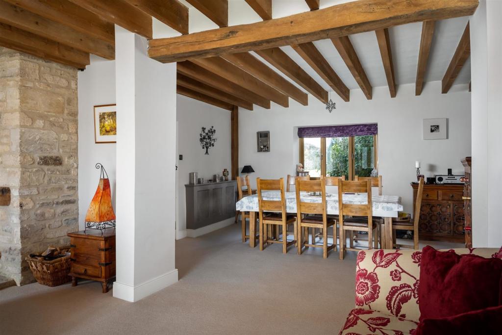 40 - Manor Barn - GL53 9PD - Web.jpg