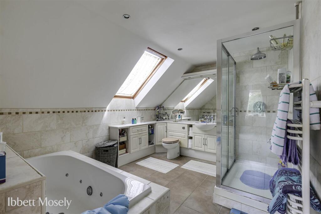 17 En suite bathroom.jpg