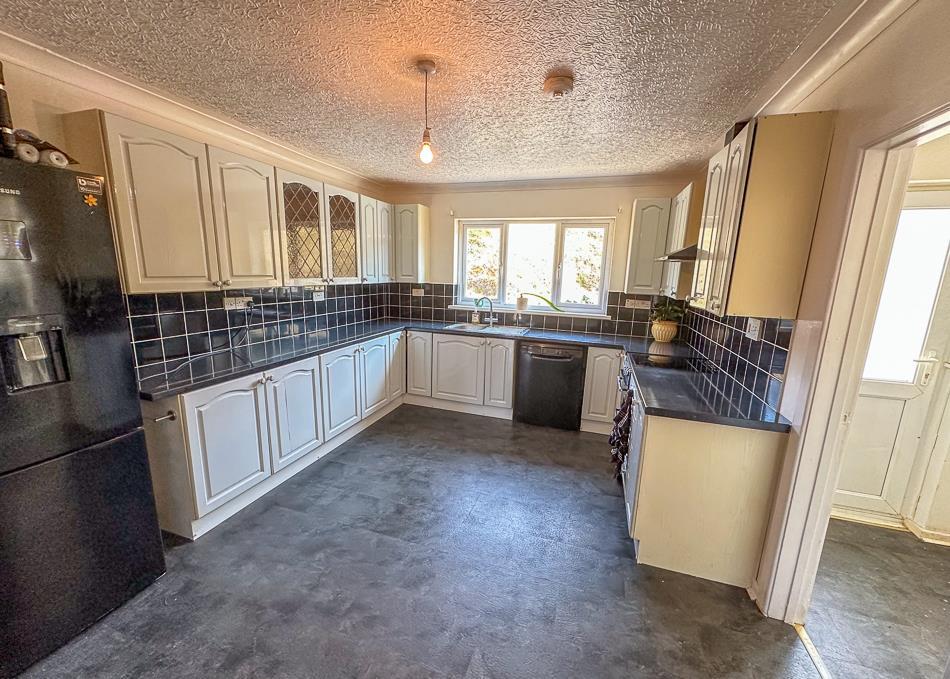 KITCHEN / BREAKFAST ROOM