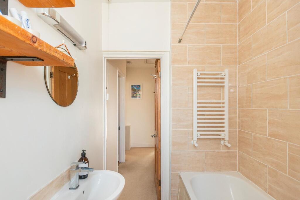 1B1R6BN - Bathroom A.jpg