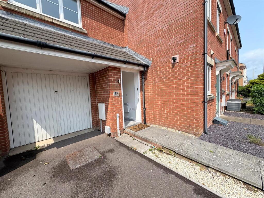 Front Entrance &amp; Driveway