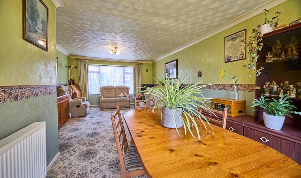 Lounge/Dining Area
