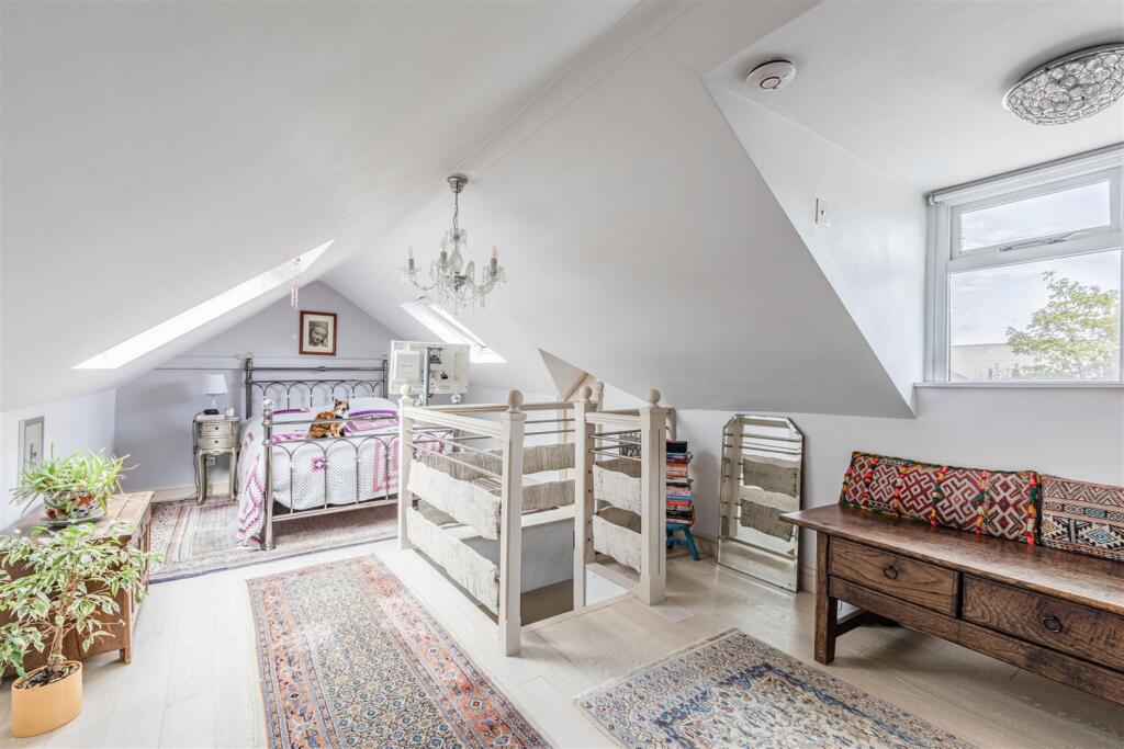 358 Molesey Road, KT12 3PG - 11.jpg