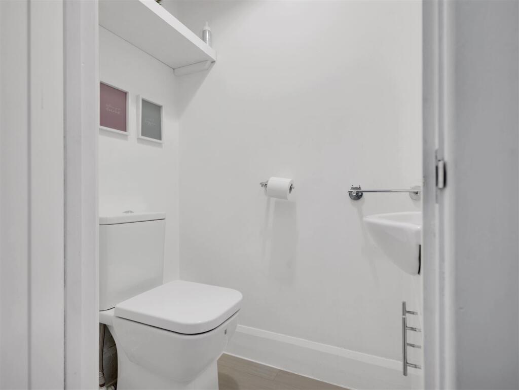 Bed 3 Cloakroom