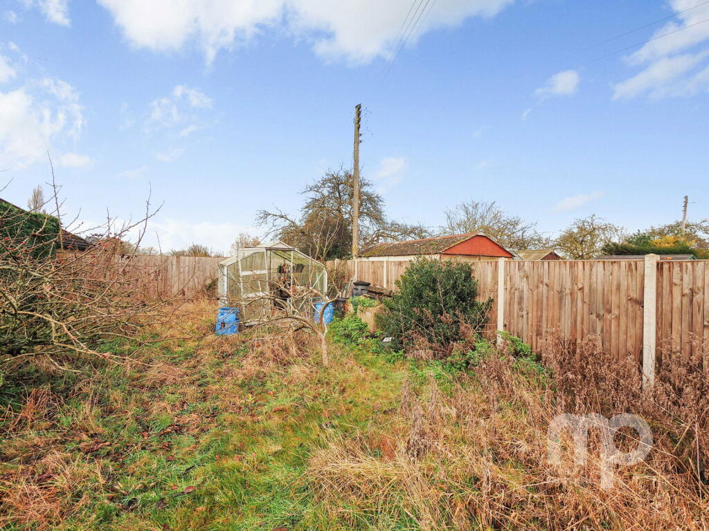 Property with Exceptional Potential 66 Ketts Oak, Hethersett, Norwich. NR9 3DJ