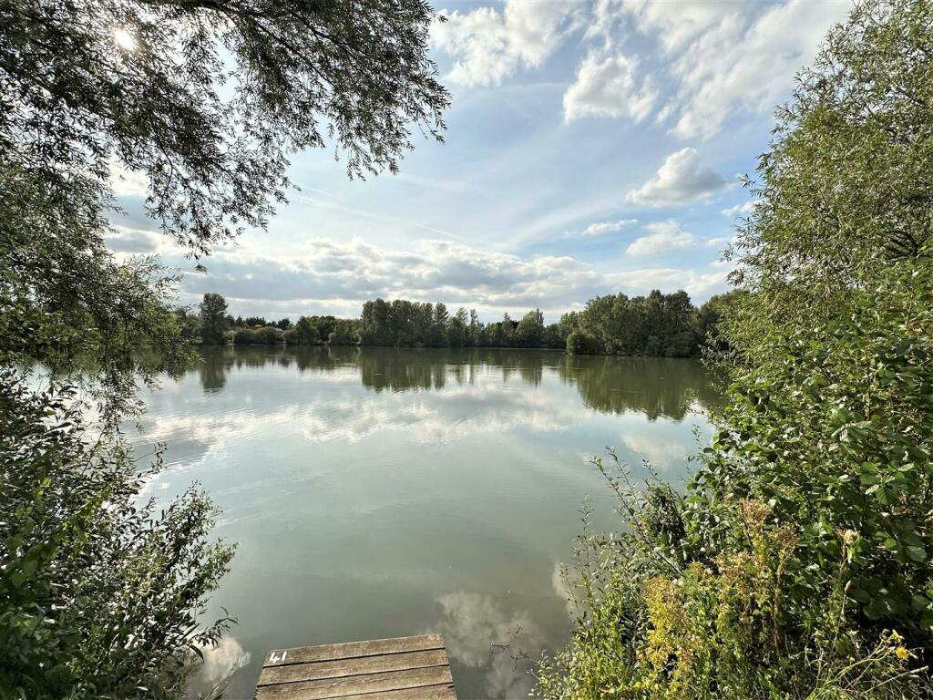 Lovely Lakeside Setting 374