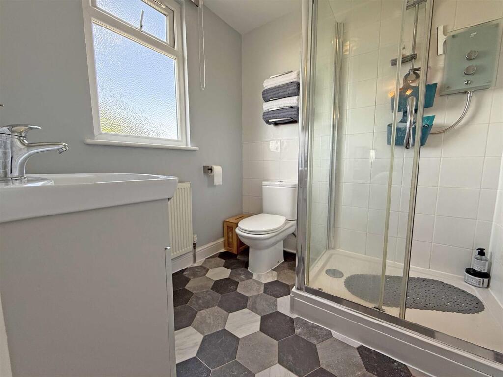 Venn Grove 55 - En Suite.jpg