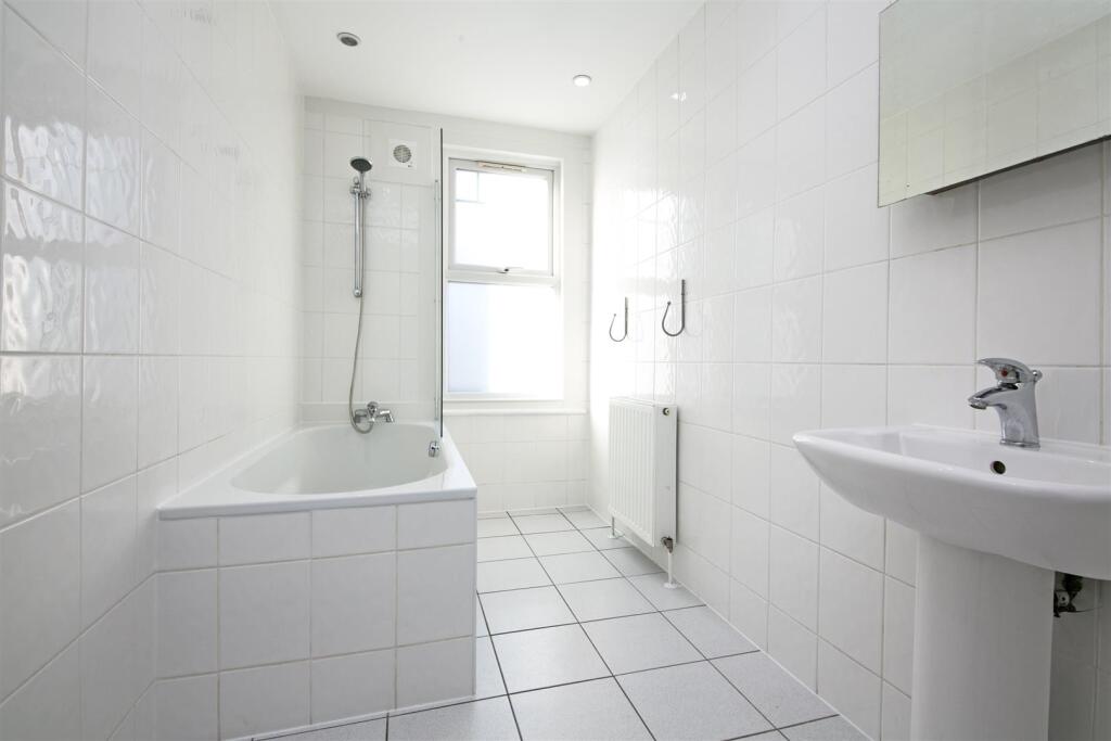 54b Gilbey Road SW17 bathroom.jpg