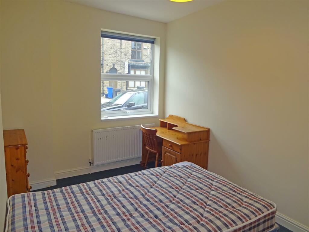 Bed 2.jpg