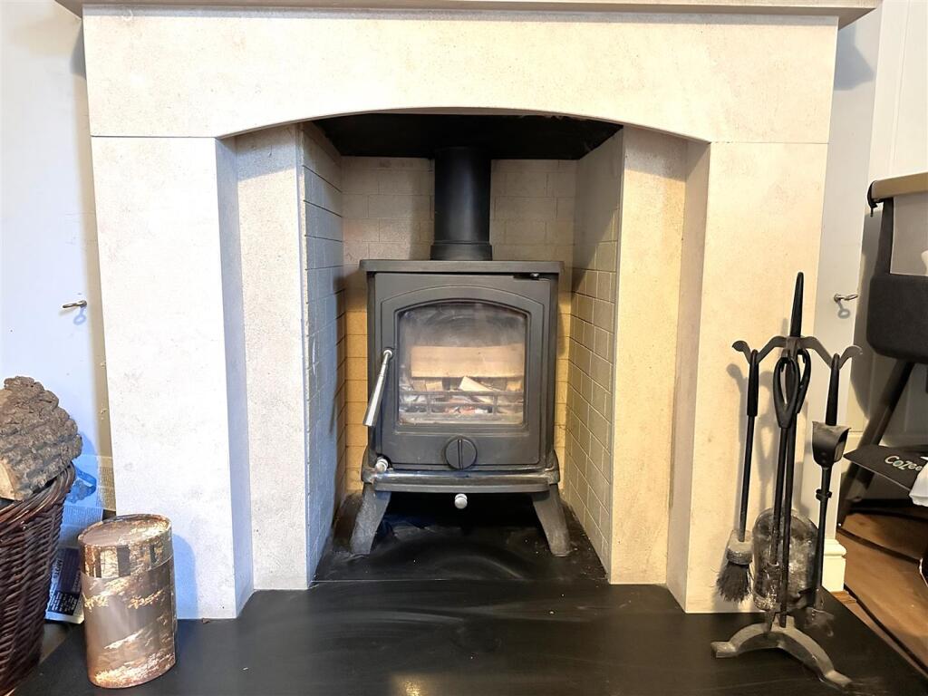 Feature Fireplace &amp; Inset Log Burner 851