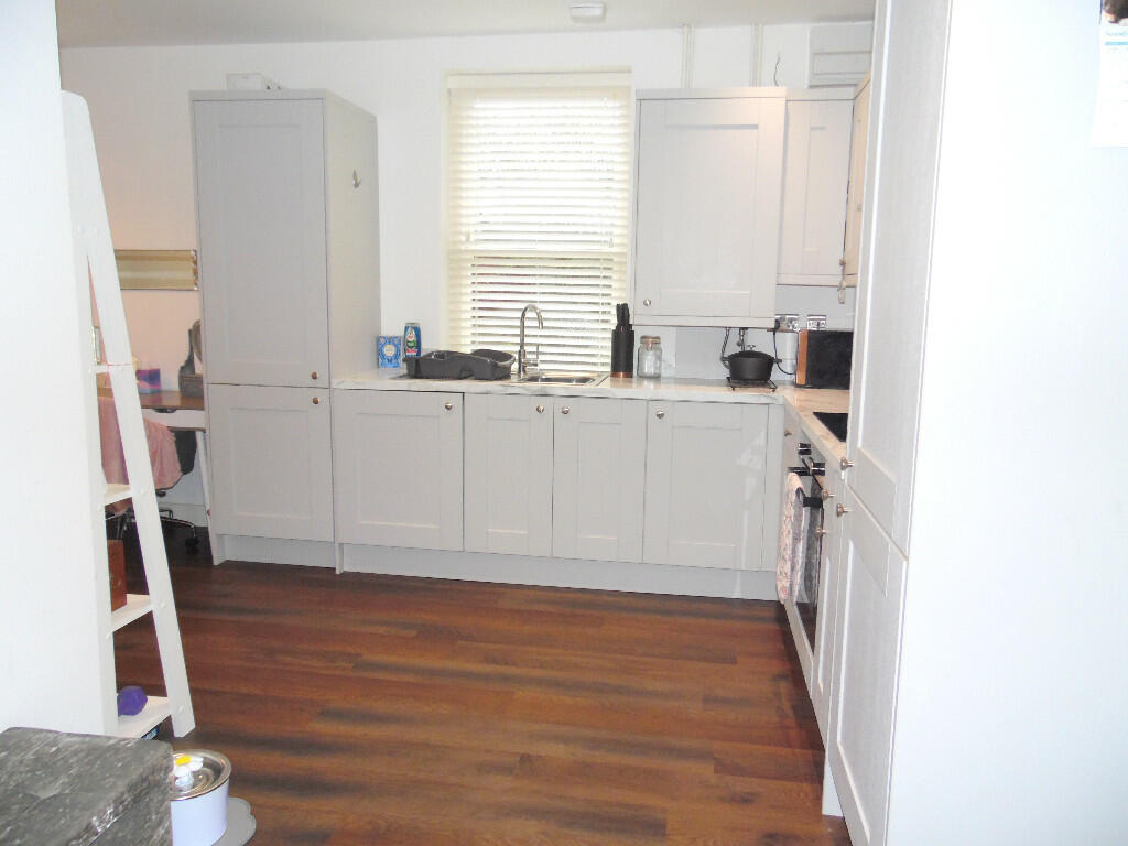 KITCHEN/DINING AREA