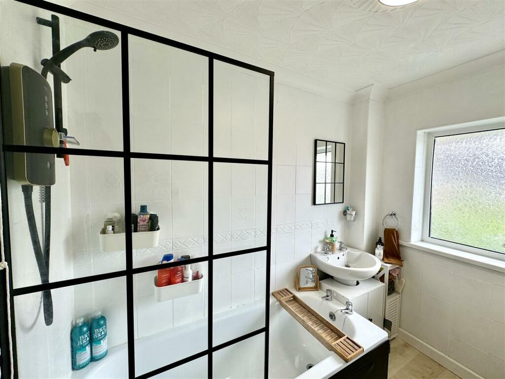 FAMILY BATHROOM