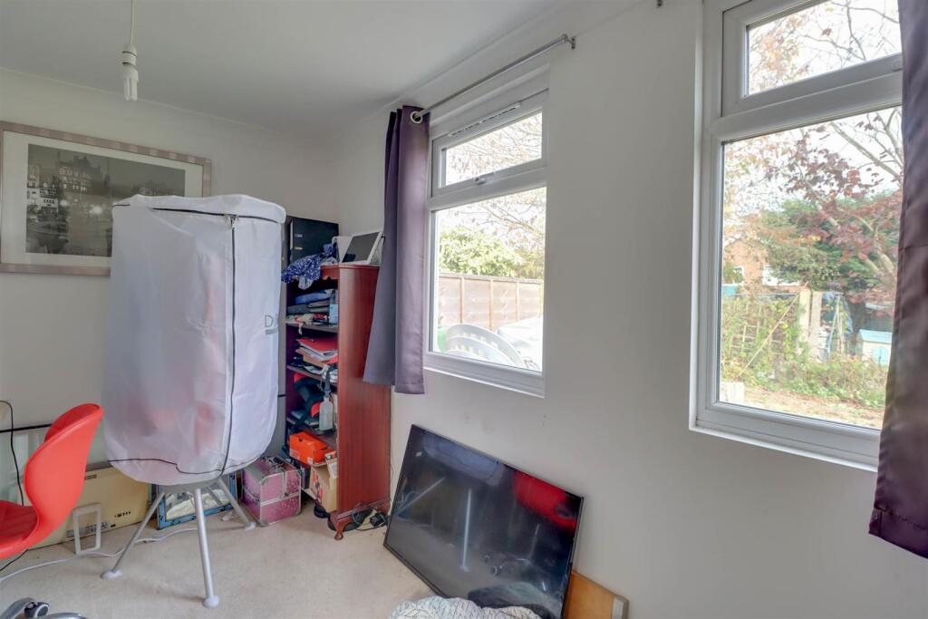 19 FRIERN GARDENS INSIDE-16.jpg
