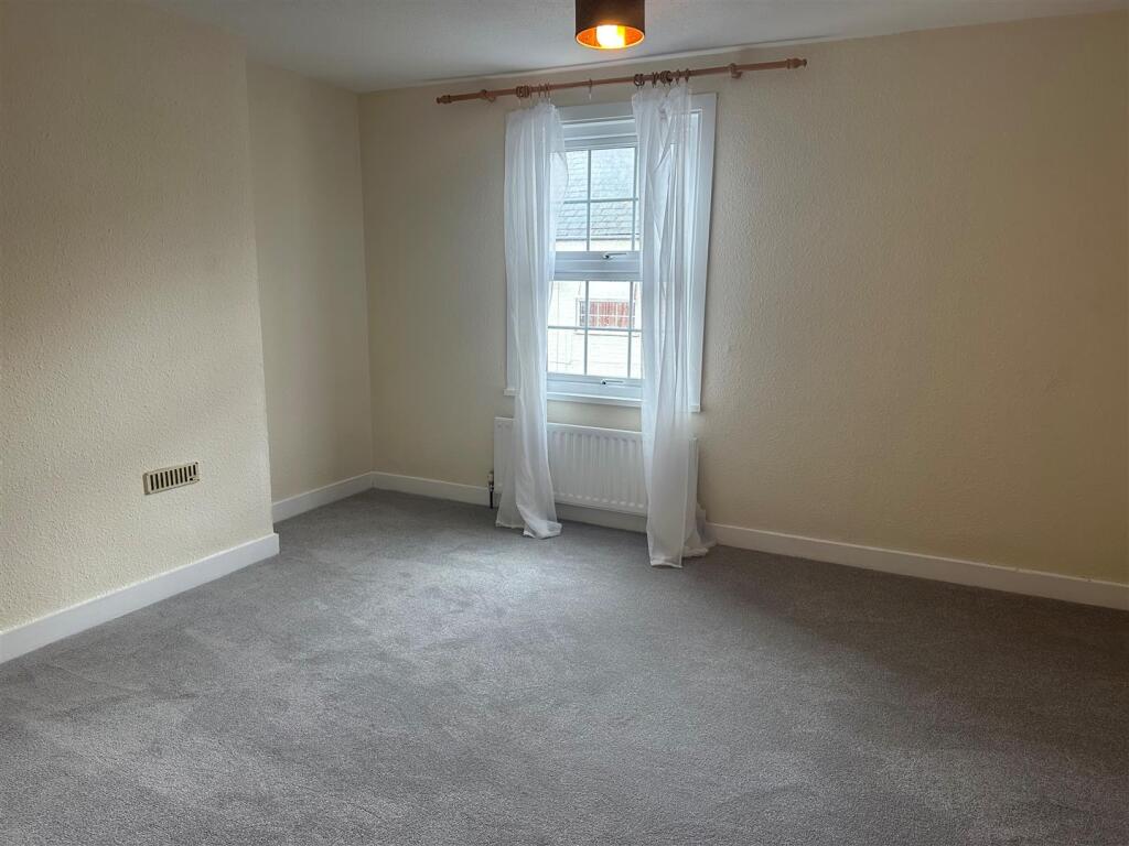 21 Edward Street Bedroom.jpg