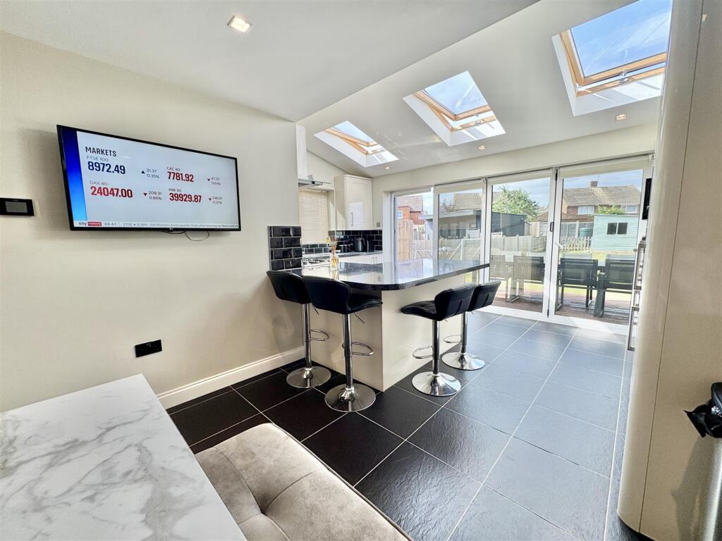 KITCHEN / DINING ROOM