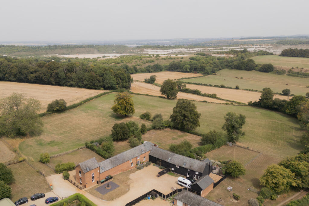 304833 - The Long Barn, Isle of Wight Lane, Ken...