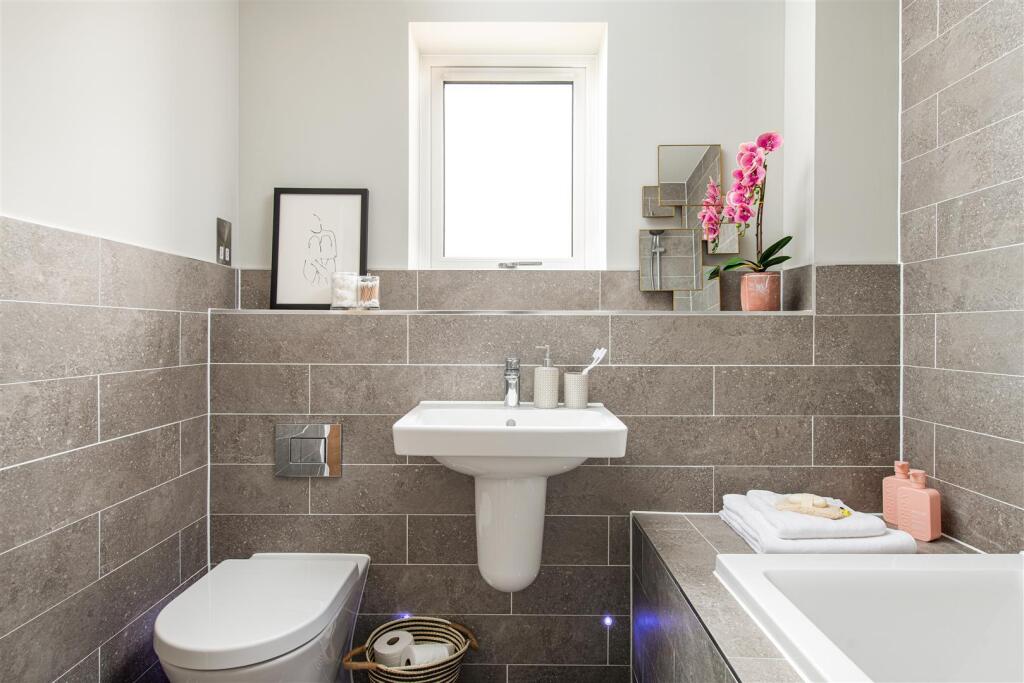 Bathroom_2.jpg
