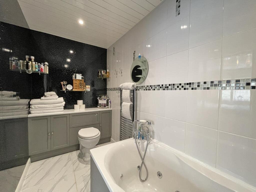 Mardon Close 15 - Ensuite a.jpg