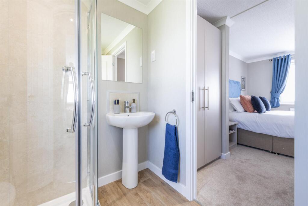 Omar-Westbury-En-Suite1-scaled.jpg