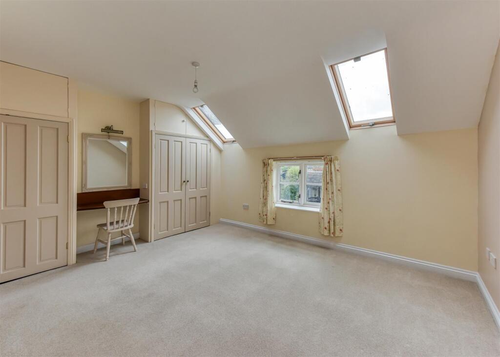10 High Street-bed1a.jpg