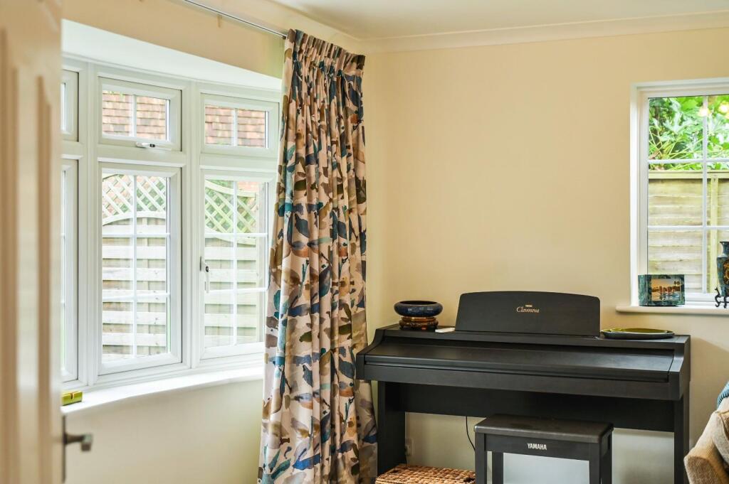 4 Church Close Ph76.jpg