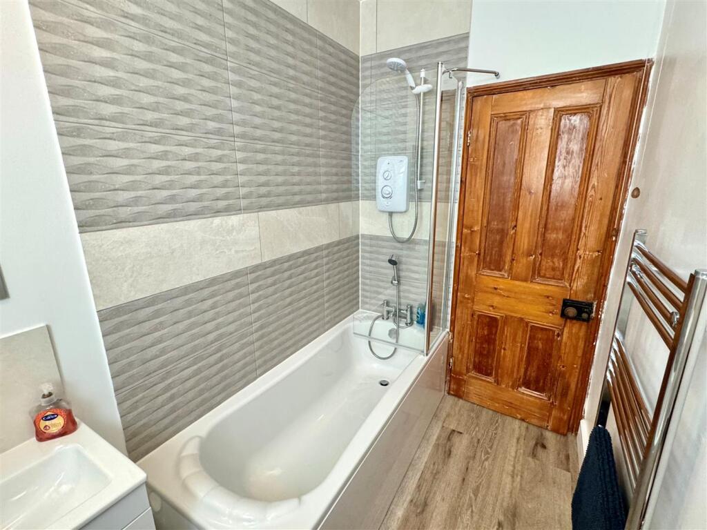 1 The Gables Bathroom